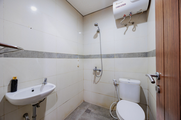 Bathroom, RedDoorz Plus near Radio Dalam 3, South Jakarta