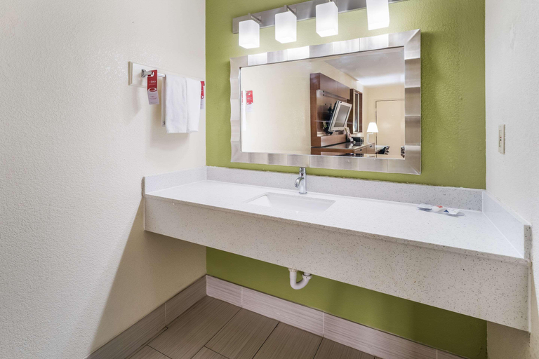 Bathroom 4, Econo Lodge Atlanta Airport East, Clayton