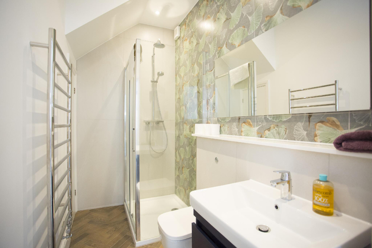 Bathroom, Coachman's Cottage, West Sussex