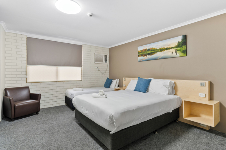 Bedroom 3, Morayfield Tavern & Motel, Morayfield