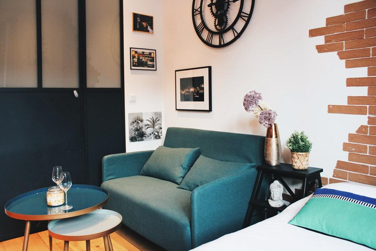 Others 5, Charming Studio Steps from the Eiffel Tower, Paris