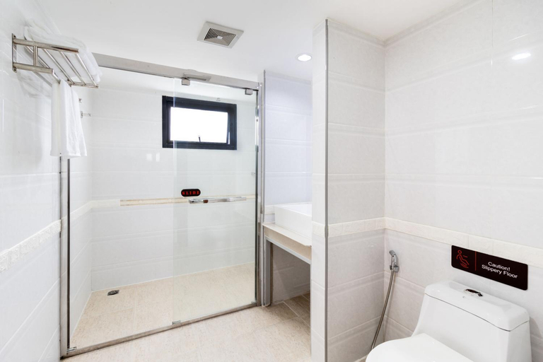 Bathroom 5, SureStay By Best Western Iconic Suvarnabhumi, Bang Bo
