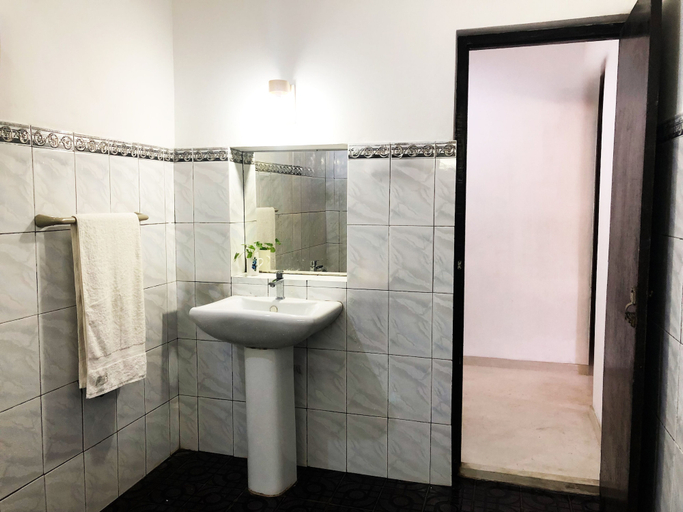 Bathroom, Hotel Happy Vibes, Galle Four Gravets