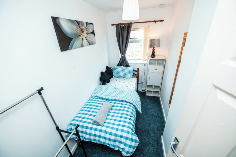 Room 5, 3-bed City Retreat - Sleeps 8, Garden & Parking, Manchester