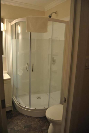 Bathroom 3, Arnold's Cove Inn, Division No. 1