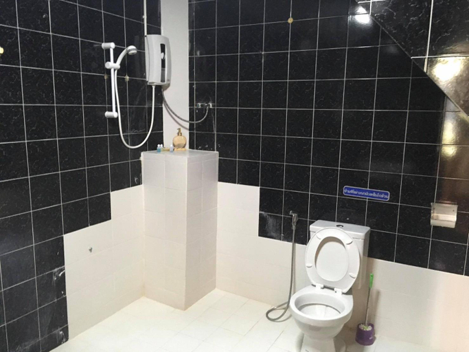 Bathroom 2, Pirates Terrace Hotel and Hostel, Pathiu