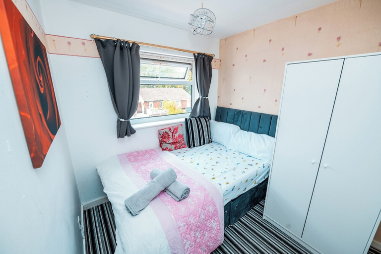 Room 4, 3-bed City Retreat - Sleeps 8, Garden & Parking, Manchester