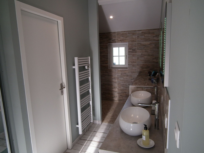 Bathroom 5, La Mancine Laulan, Gironde