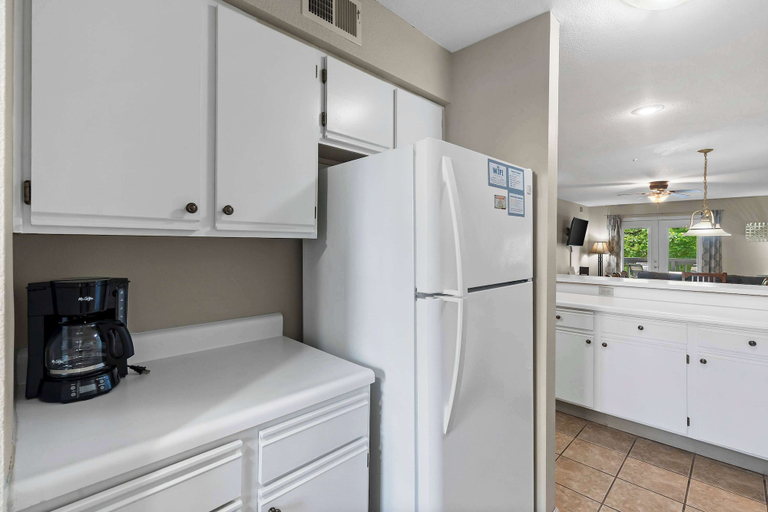 Others 5, Ron's Retreat Stay for 6 With Resort Amenities, Taney