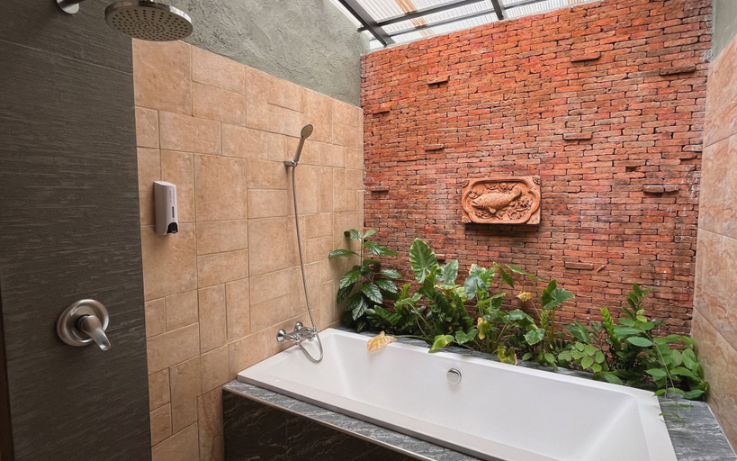 Bathroom 4, Baleeyan, Phuket Island