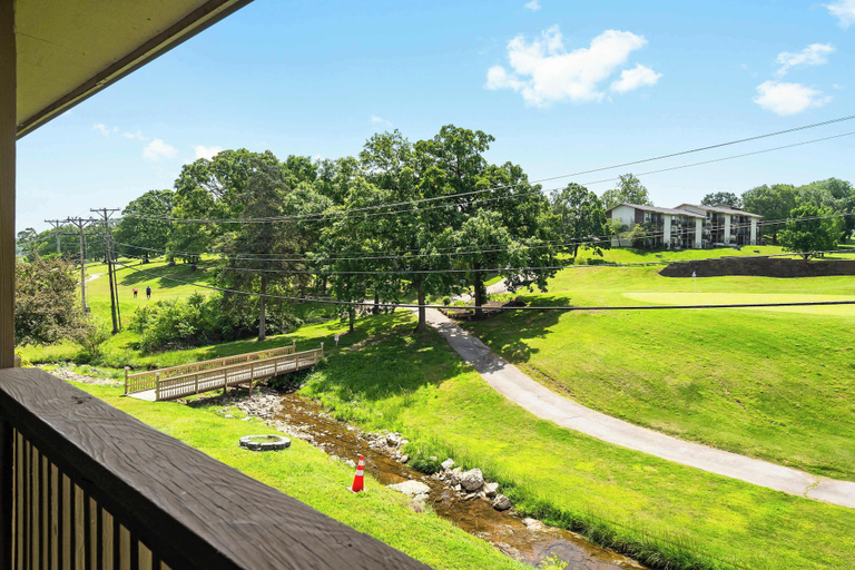 Others 3, Quittin' Time Stay for 6 With Golf Course Views & Resort Amenities, Taney