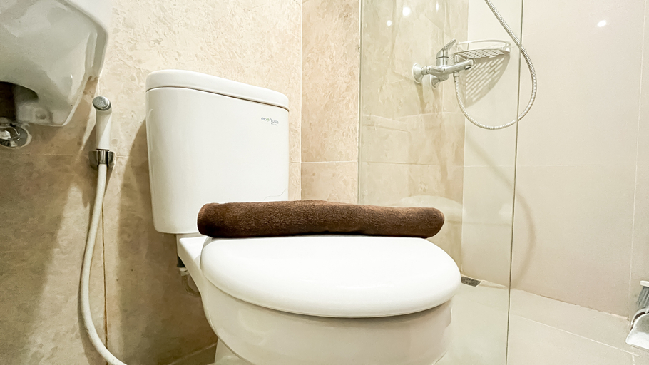 Bathroom 5, Modern Studio at Apartment Transpark Cibubur By Travelio, Depok