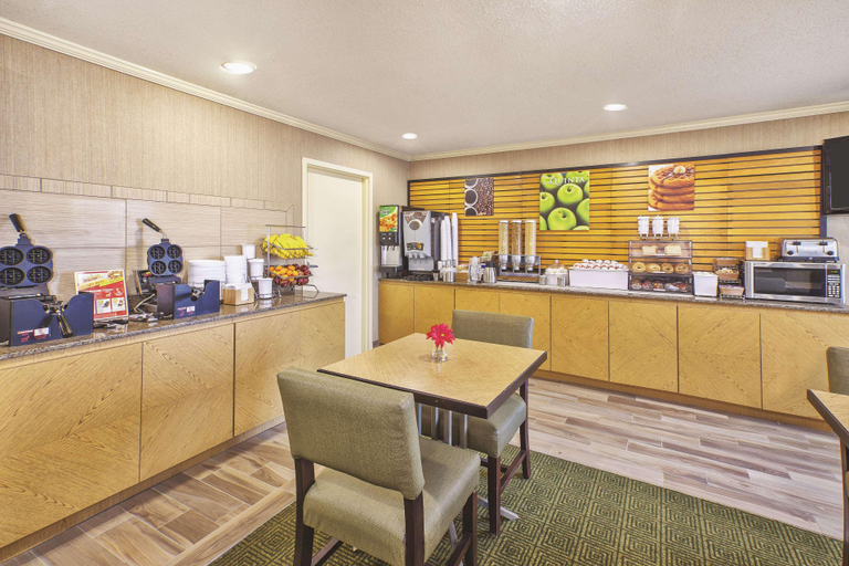 Food & Drinks 4, La Quinta Toledo - Perrysburg, Wood