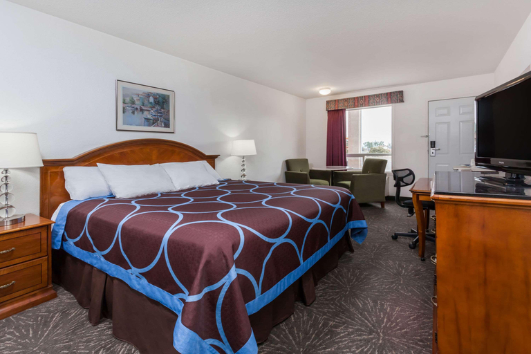 Bedroom 4, Days Inn by Wyndham Taber, Division No. 2