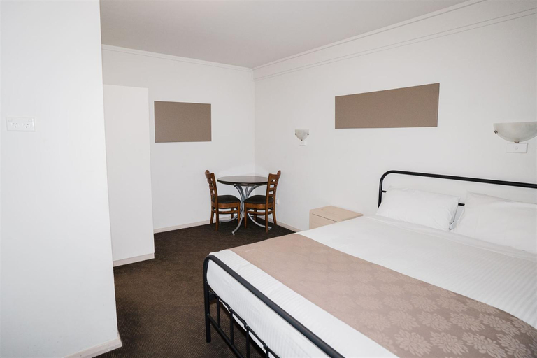 Bedroom 1, Hurley's Bar & Bistro, Campaspe - Kyabram