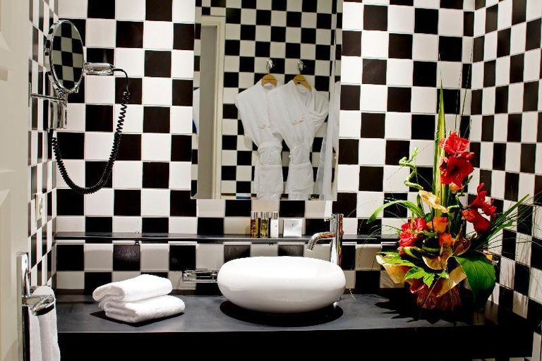 Bathroom 5, Grand Tonic Hotel Biarritz, Pyrénées-Atlantiques