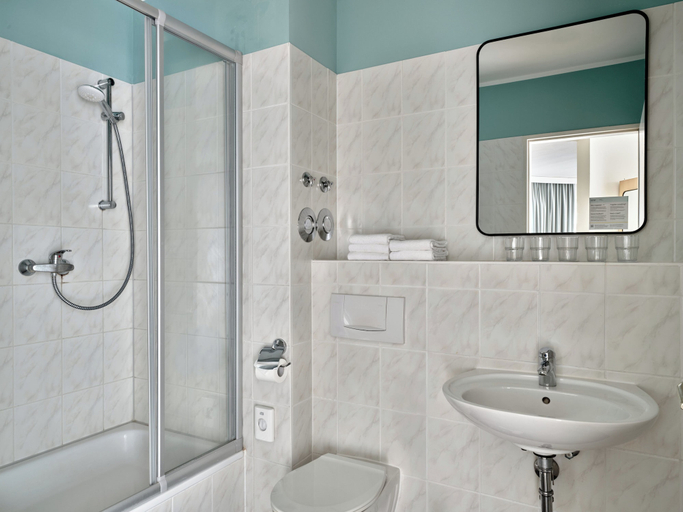 Bathroom 5, Garner Hotel BERLIN - SCH�NEBERG by IHG, Berlin