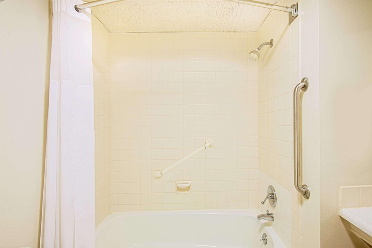 Bathroom 4, Baymont by Wyndham Sandusky, Erie