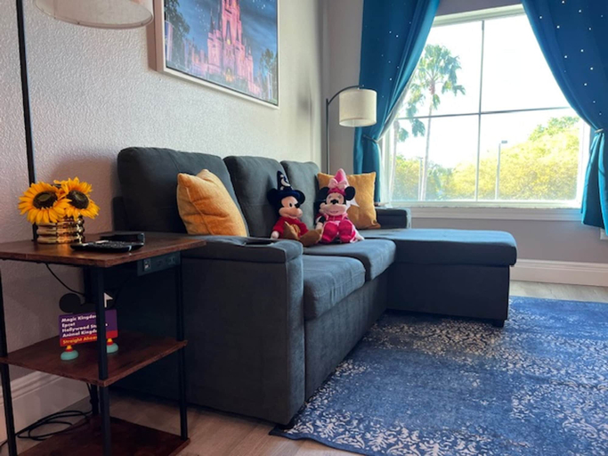 Room 5, Univeral Disney Epic Shuttle, Orange