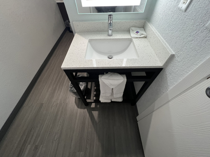 Bathroom 4, Motel 6 Altoona, IA - Des Moines East, Polk