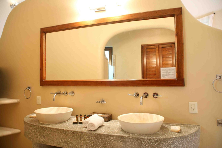 Bathroom 5, Hotel Okaan, Tinúm