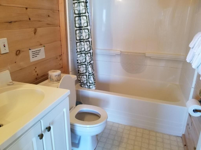 Bathroom, Blue Spruces Cottages, Queens