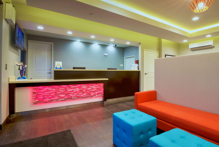 Public Area 3, Days Inn & Suites by Wyndham Port Arthur, Jefferson