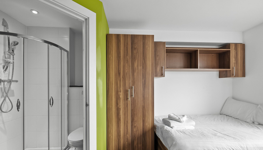 Bedroom 2, 5 Bed Apartment @ Derriford Stays by Pureserviced, Plymouth