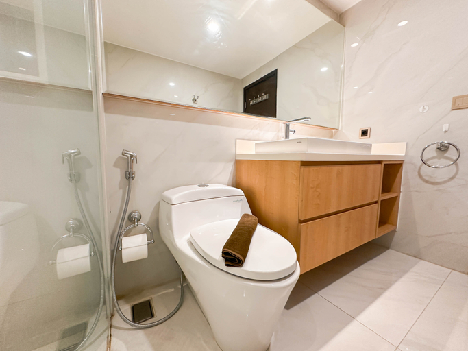 Bathroom 5, Spacious and Strategic Location 3BR at Kondominium Regensi Apartment By Travelio, Surabaya