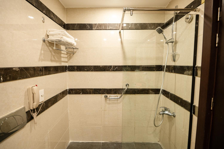 Bathroom 3, East hotel, Shooneh Janoobiyyeh