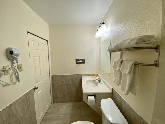 Bathroom 3, Roswell Inn, Chaves