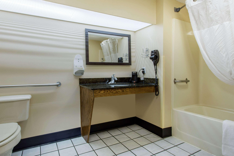 Bathroom 4, Quality Inn Laurinburg, Scotland