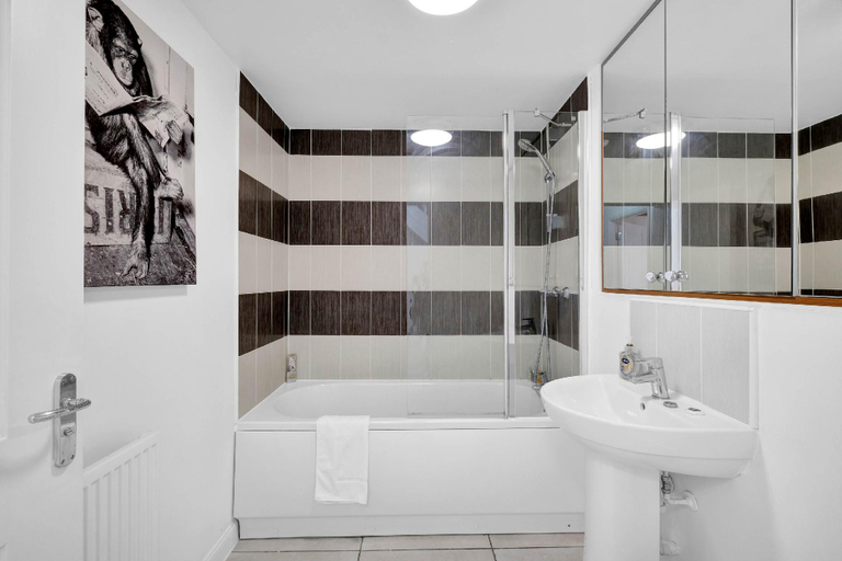 Bathroom 3, Three  Bedroom and 2 Bathroom House with Balcony, Windsor and Maidenhead