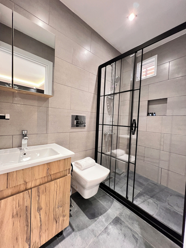 Bathroom 5, The Bail Hotel, Fatih
