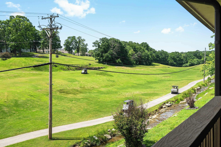 Others 4, Quittin' Time Stay for 6 With Golf Course Views & Resort Amenities, Taney