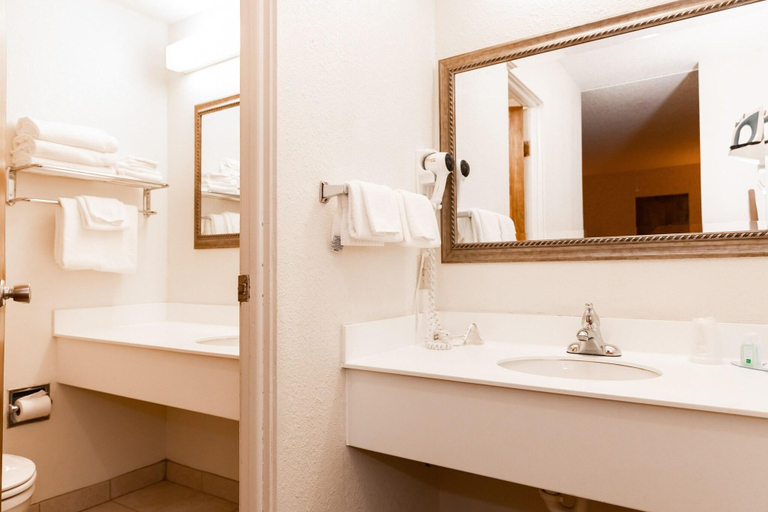 Bathroom 4, Quality Inn Havre, Hill