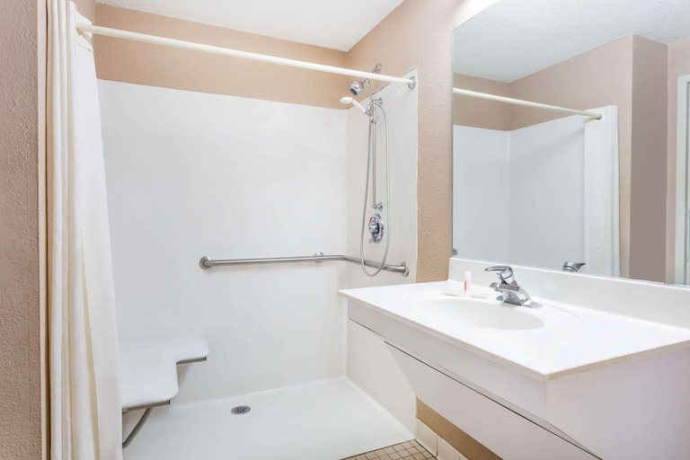 Bathroom 5, Super 8 by Wyndham Greer/Spartanburg Area, Spartanburg