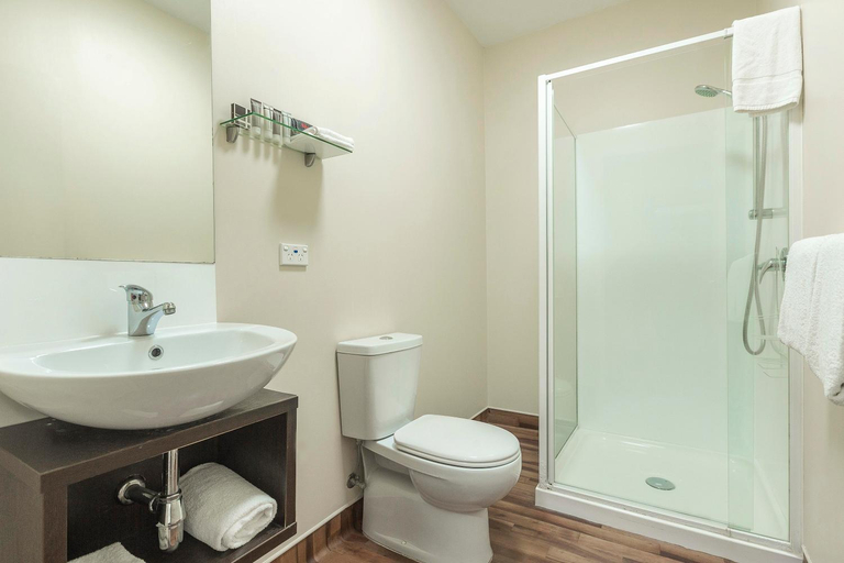Bathroom 3, 540 on Great South Motel, Waitakere
