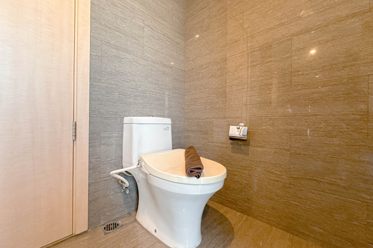 Bathroom 5, Spacious and Elegant 2BR at One East Penthouse & Residence Apartment By Travelio, Surabaya