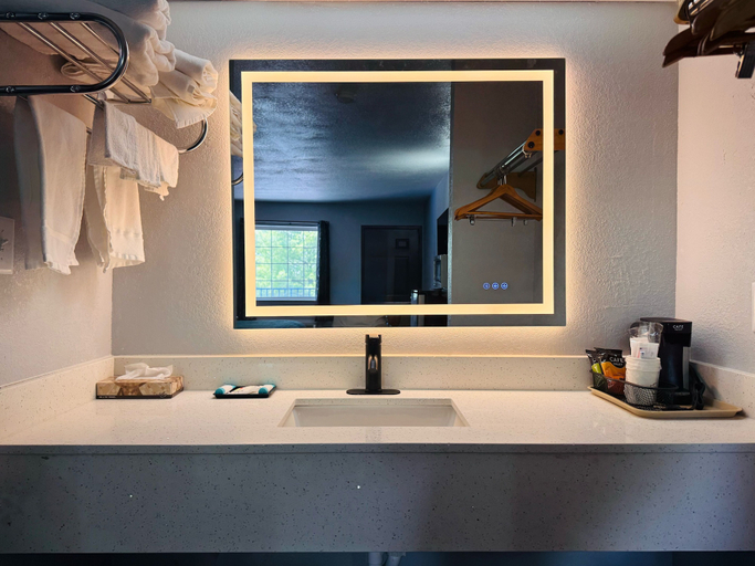 Bathroom 4, Wander Inn, Taney