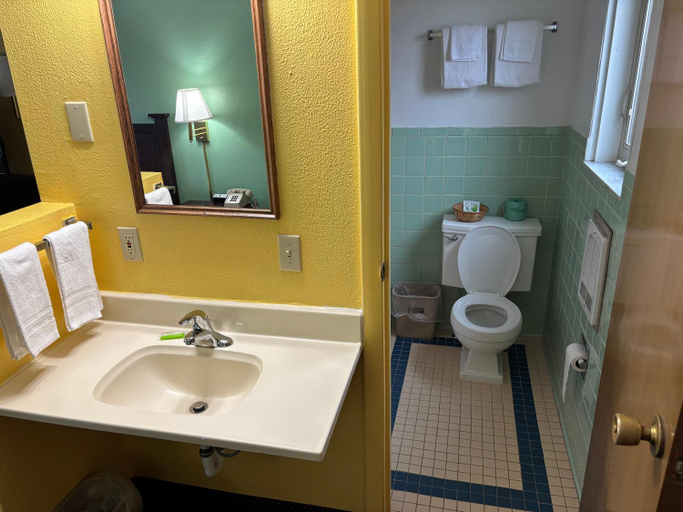 4, Budget Host Inn Somerset, Somerset