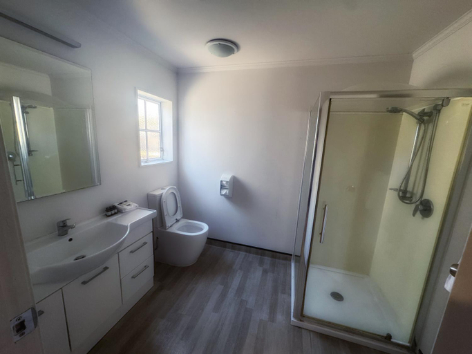 Bathroom 3, Settlers Motor Lodge, Hutt city