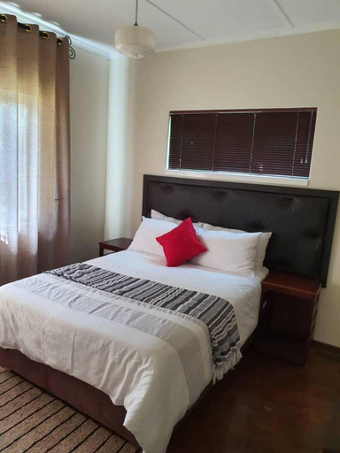 Bedroom 4, Immaculate 3 Bedroomed Guesthouse in Ilanda - 2041, Bulawayo
