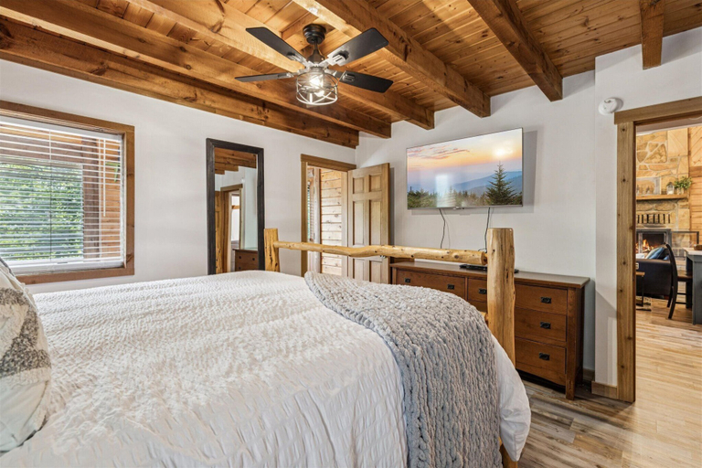 Room 2, Golf Resort Cabin w Hot Tub Firepit Pool, Sevier