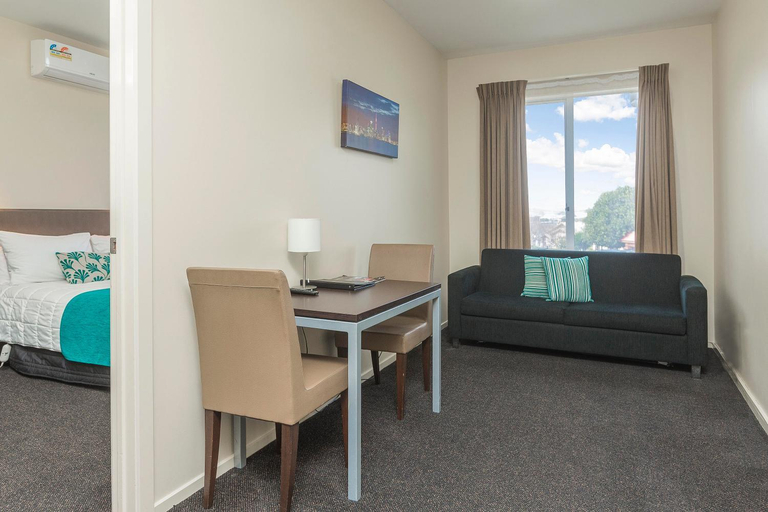 Others 5, 540 on Great South Motel, Waitakere