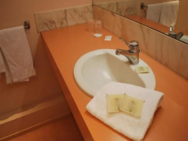 Bathroom 3, Hotel Le Normandie, Seine-Maritime