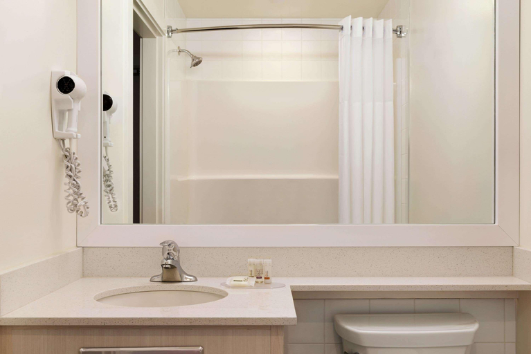 Bathroom 4, Days Inn by Wyndham 100 Mile House, Cariboo