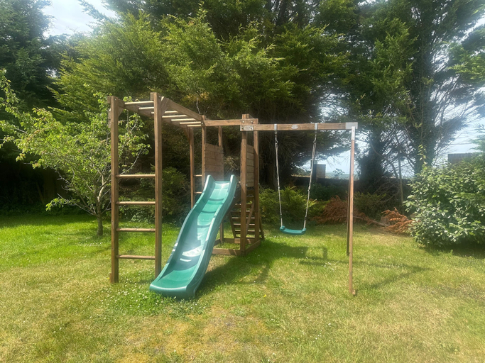 Children's area, Sleeps10/18-parking-garden-pool-hottub-balcony, East Sussex