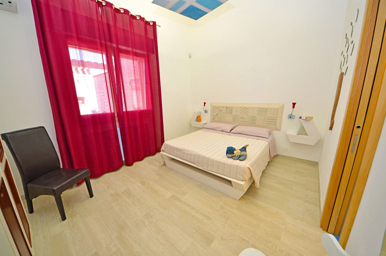 Room 4, Casa Mondrian - Camere con Bagno e Piscina Privata, Lecce