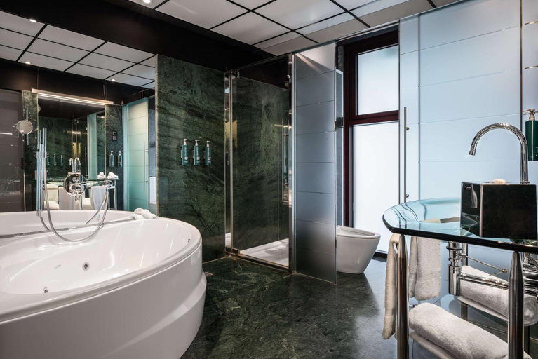 Bathroom 3, Hilton Madrid Airport, Madrid